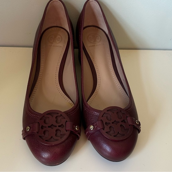 Tory Burch Burgundy Pumps with Decorative Emblem - Picture 2 of 6